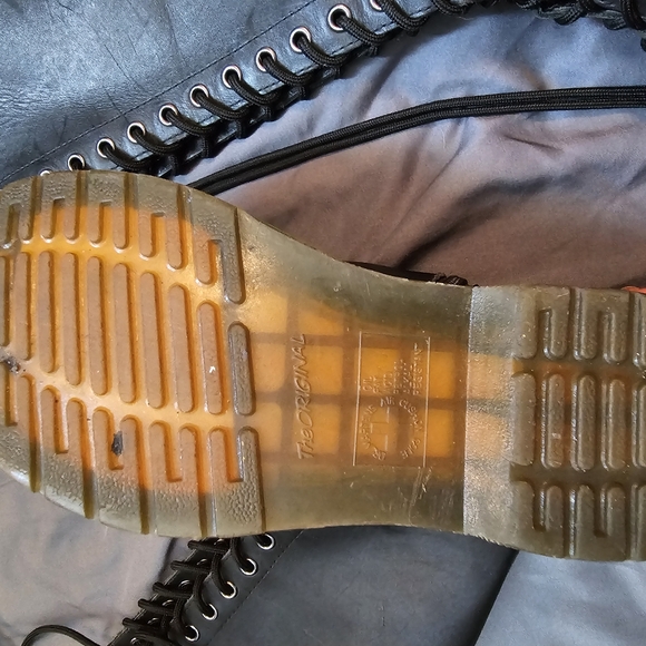 20 eyelet doc marten boots - Picture 5 of 5